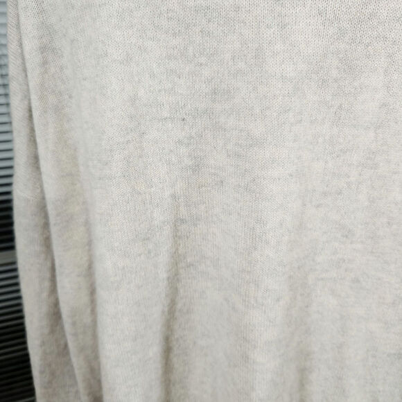 C by Bloomingdales $229 Medium 100% Cashmere Light Gray Beige V-Neck Sweater - Picture 10 of 14